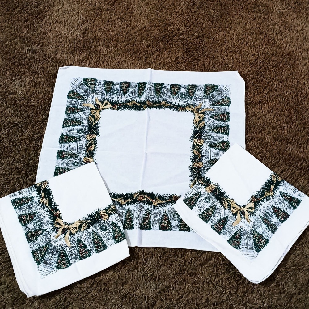 Christmas Village Linen Napkins 3 Vtg Green and Gold Christmas Tree